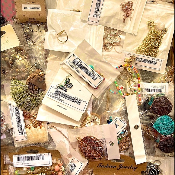 🌾MYSTERY SURPRISE 18 FOR $68 JEWELRY BUNDLE - Picture 16 of 16